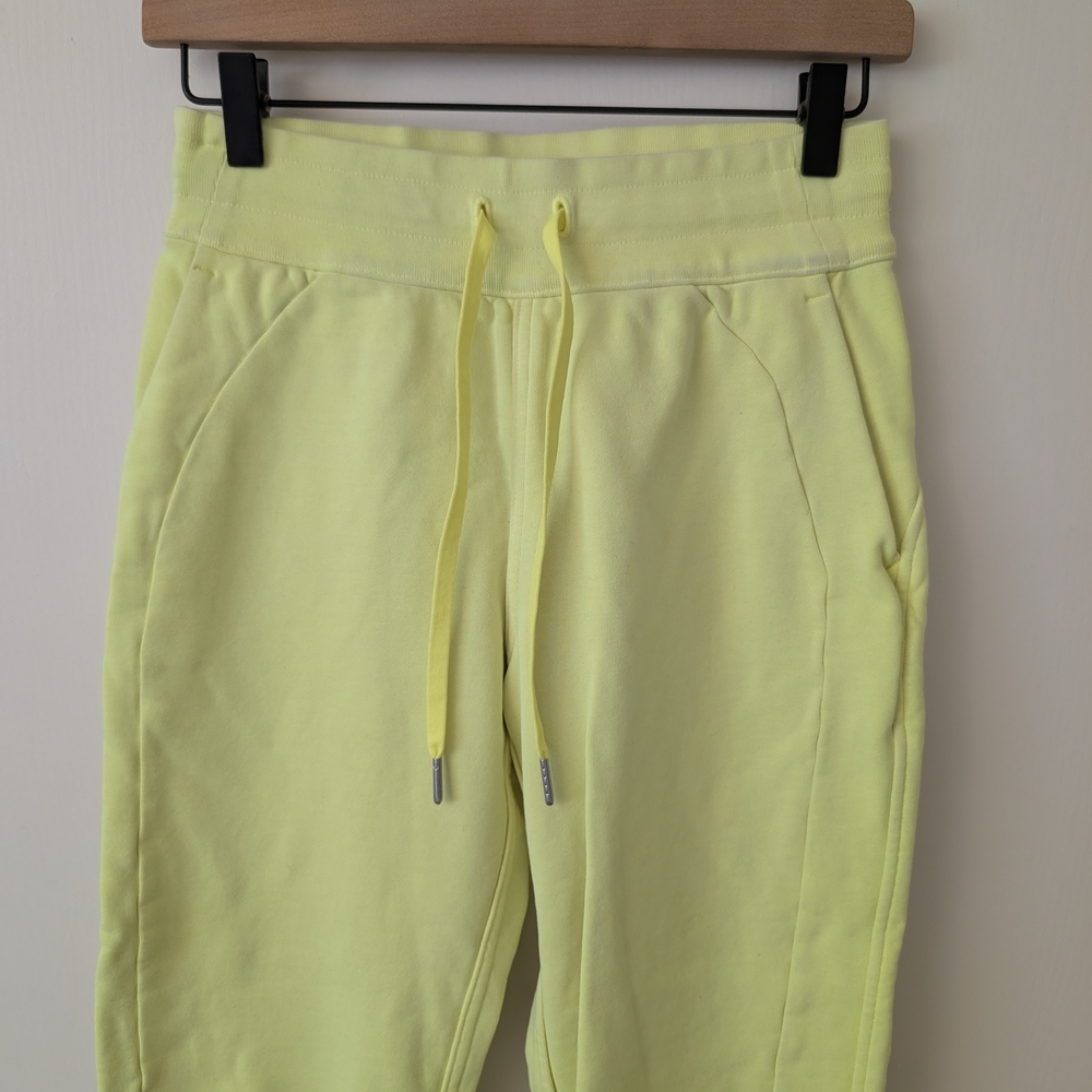 lululemon athletica Womens 4 Scuba Joggers Neon Green Activewear Athleisure - Picture 4 of 7